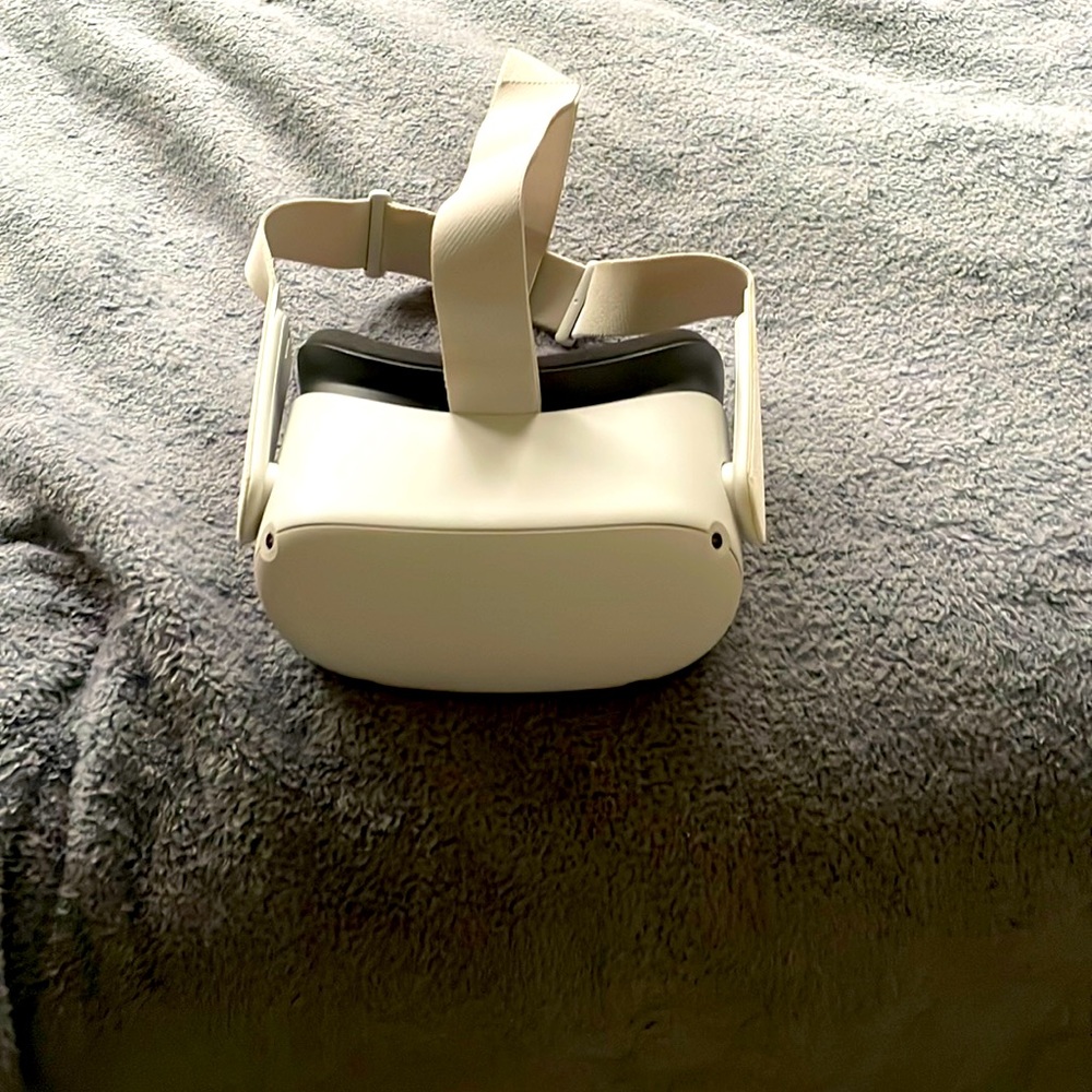 Barely used oculus Quest 2 VR headset